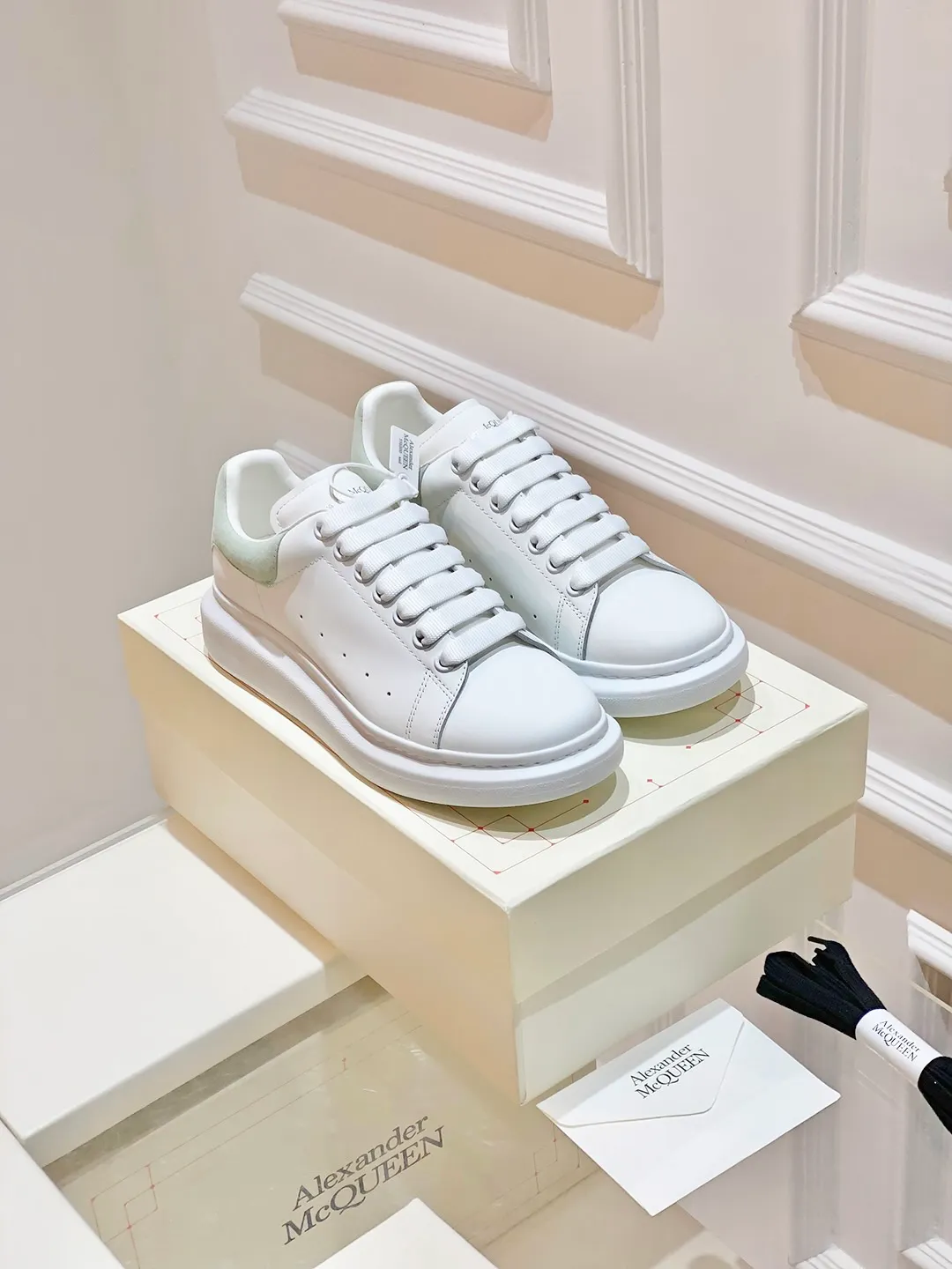 👟👟Ex-factory price 560👟👟 𝐀𝐥𝐞𝐱𝐚𝐧𝐝𝐞𝐫 𝐌𝐜𝐐𝐮𝐞𝐞𝐧A must-have for going out ~ full of confidence. McQueen white shoes are versatile and can instantly elongate your proportions. The long legs that fill the screen make you confident, sweet and cool, and can be controlled by both male and female gods, making you look better as you wear them. ⭐Shoe upper material: first-layer cowhide ⭐Shoe lining material: sheepskin ⭐Available sizes: 35-40, male 39-45 (female 40, male 45 customized)
